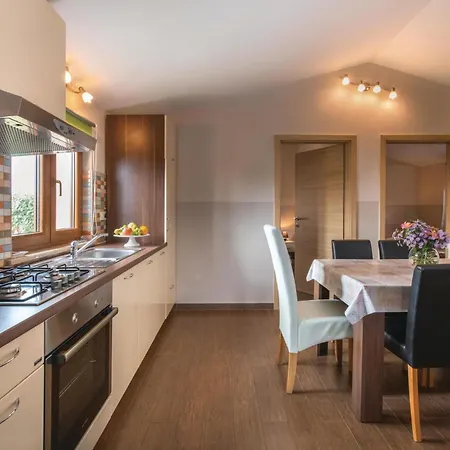 Lovely Home In Vodnjan With Kitchen Vodnjan